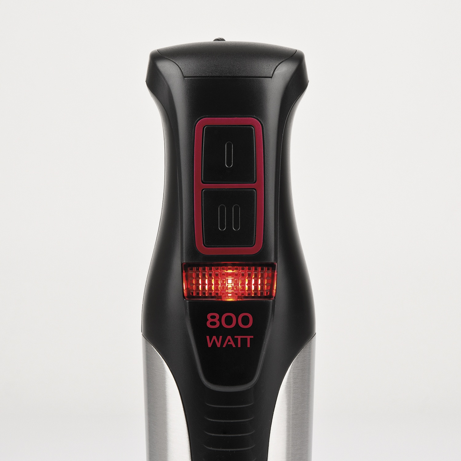 Un frullatore a immersione nero e argento. Ha accenti rossi intorno ai pulsanti e mostra '800 WATT'. Pulsanti e luci visibili.
