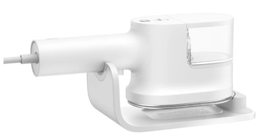 Biała, ręczna parownica do ubrań na białej podstawie, z przezroczystym zbiornikiem na wodę. Do parownicy podłączony jest przewód zasilający.