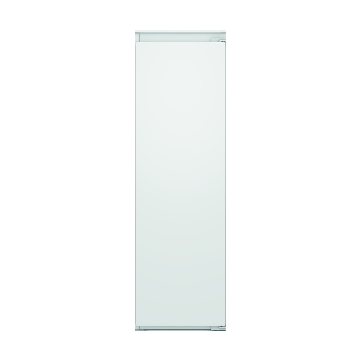 Un frigorifero bianco e alto è in piedi da solo su uno sfondo bianco. La porta e il telaio sono bianchi, con dettagli sottili in alto e in basso.