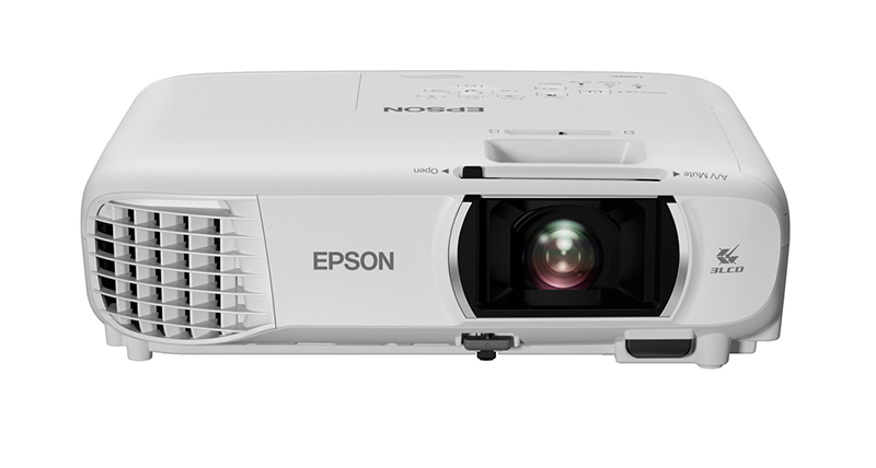 Beyaz bir arka plan üzerinde beyaz bir Epson projektör. Lens ortada ve Epson logosu görünür.