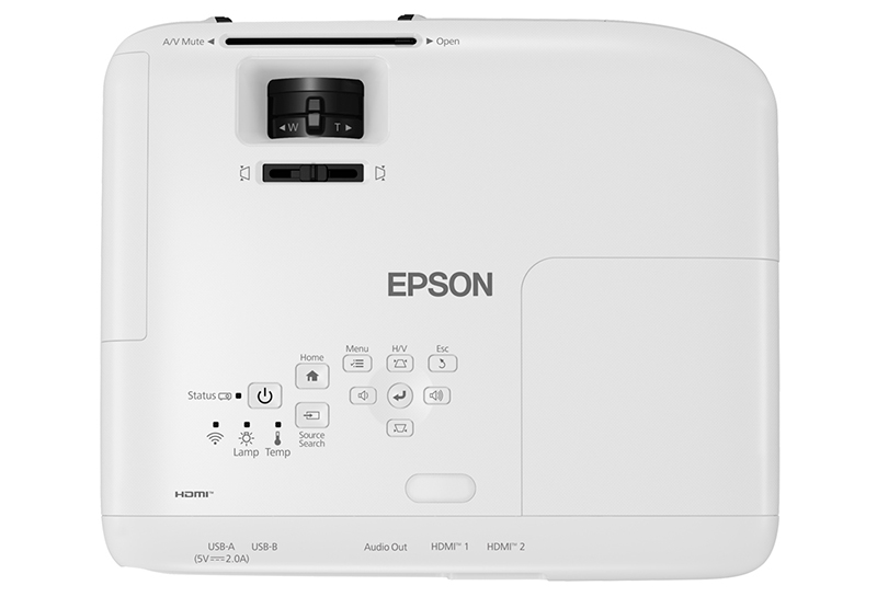 Kontrol düğmeleri, HDMI portları ve bir lens ayar tekerleği olan beyaz bir Epson projektör. Epson logosu ortada.