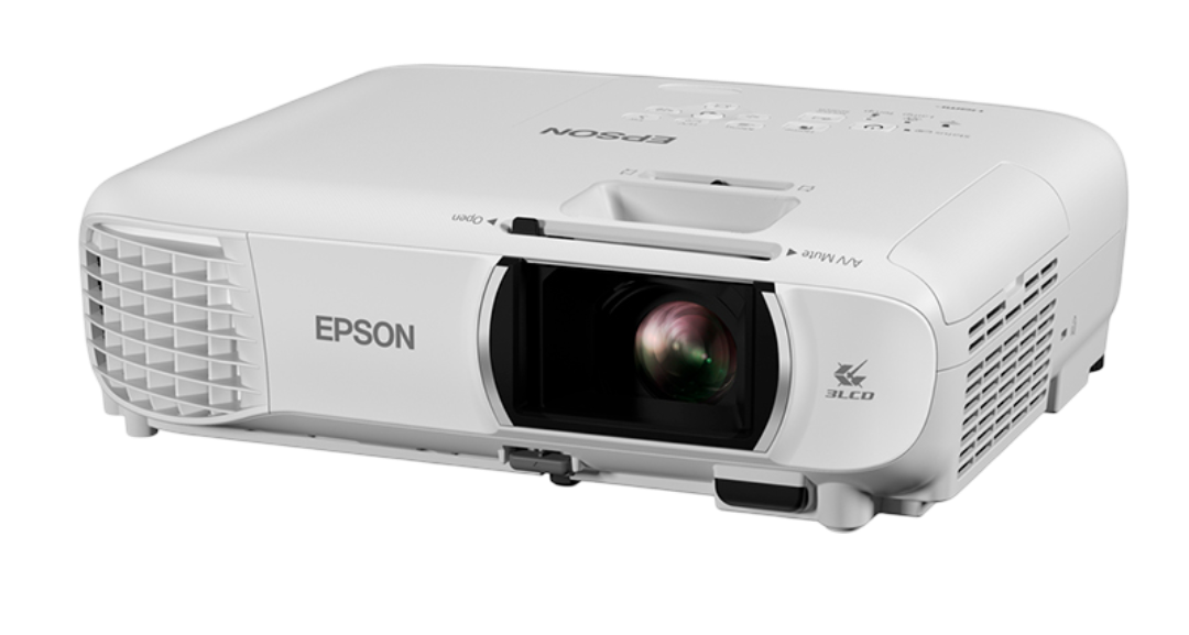 Siyah lensli beyaz bir Epson projektör. Epson logosu görünür durumda. Siyah bir arka plan üzerinde duruyor.