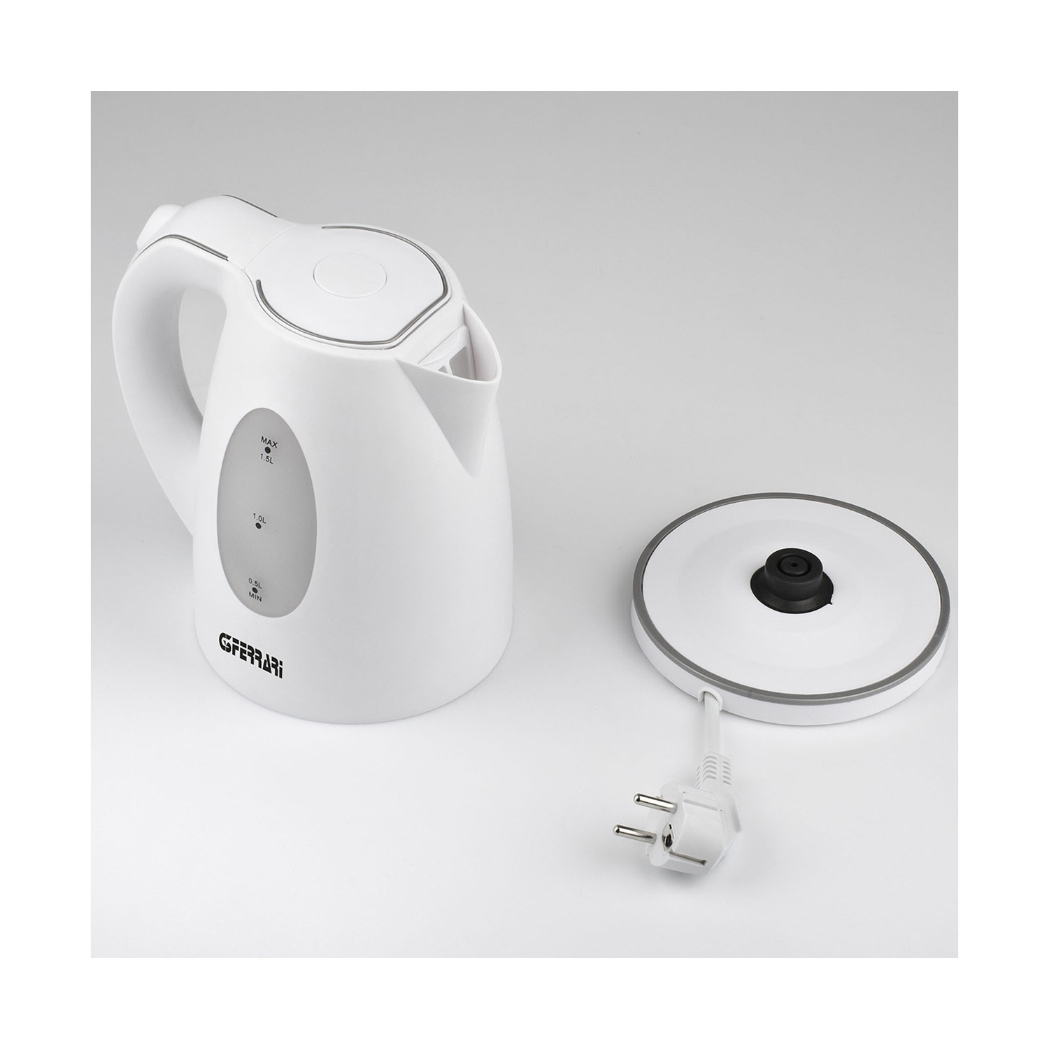 Un bollitore elettrico bianco e la sua base sono su una superficie bianca. Il coperchio è aperto, mostrando un indicatore del livello dell'acqua. Il bollitore è etichettato.