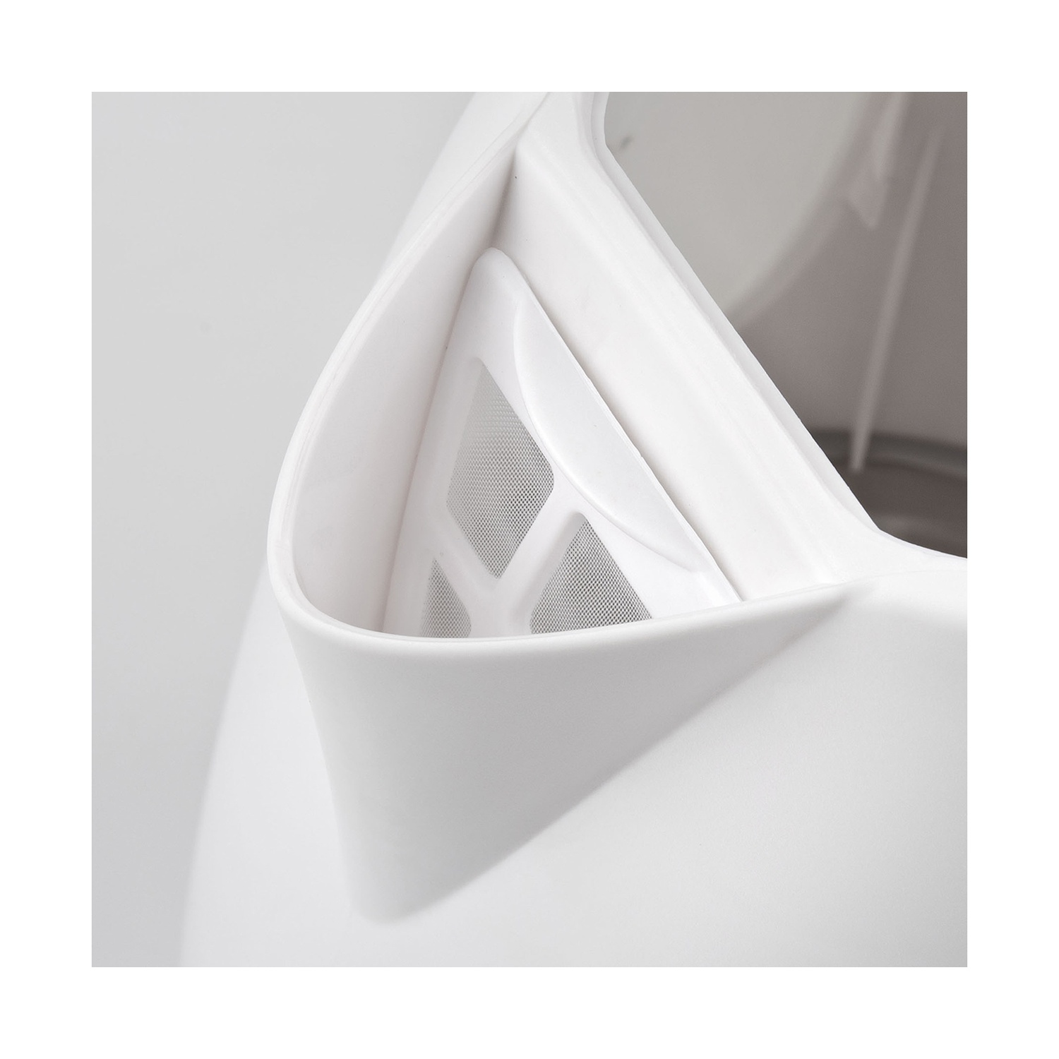 Primo piano del beccuccio di un bollitore bianco con un filtro a rete. Il design è elegante, con focus sulla trama del filtro.