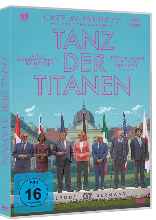 DVD-Cover eines Films mit einer Gruppe von Personen, im Hintergrund Fahnen. Titel: Tanz Der Titanen. Bewertung: FSK ab 16.