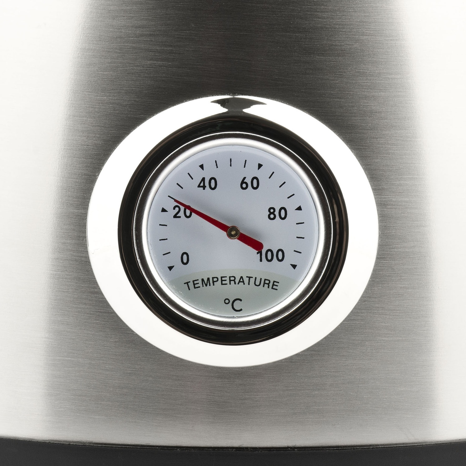 Primo piano di un termometro con quadrante bianco, numeri neri e lancetta rossa che indica 100 gradi Celsius.