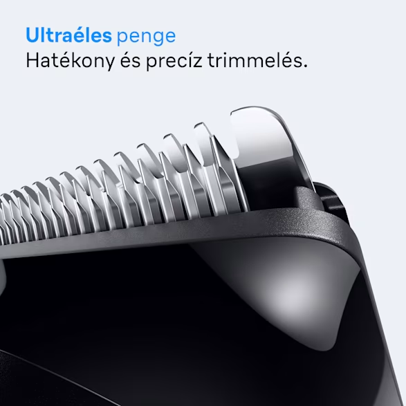Közelkép egy ezüst trimmelő pengéről. A pengék élesek és szögletesek. A ház fekete.