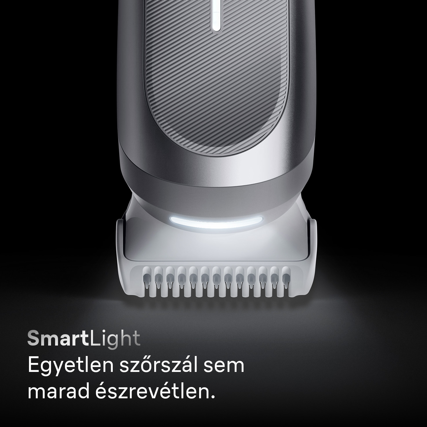 Egy fehér-szürke elektromos borotva közelképe SmartLight funkcióval. A háttér fekete.