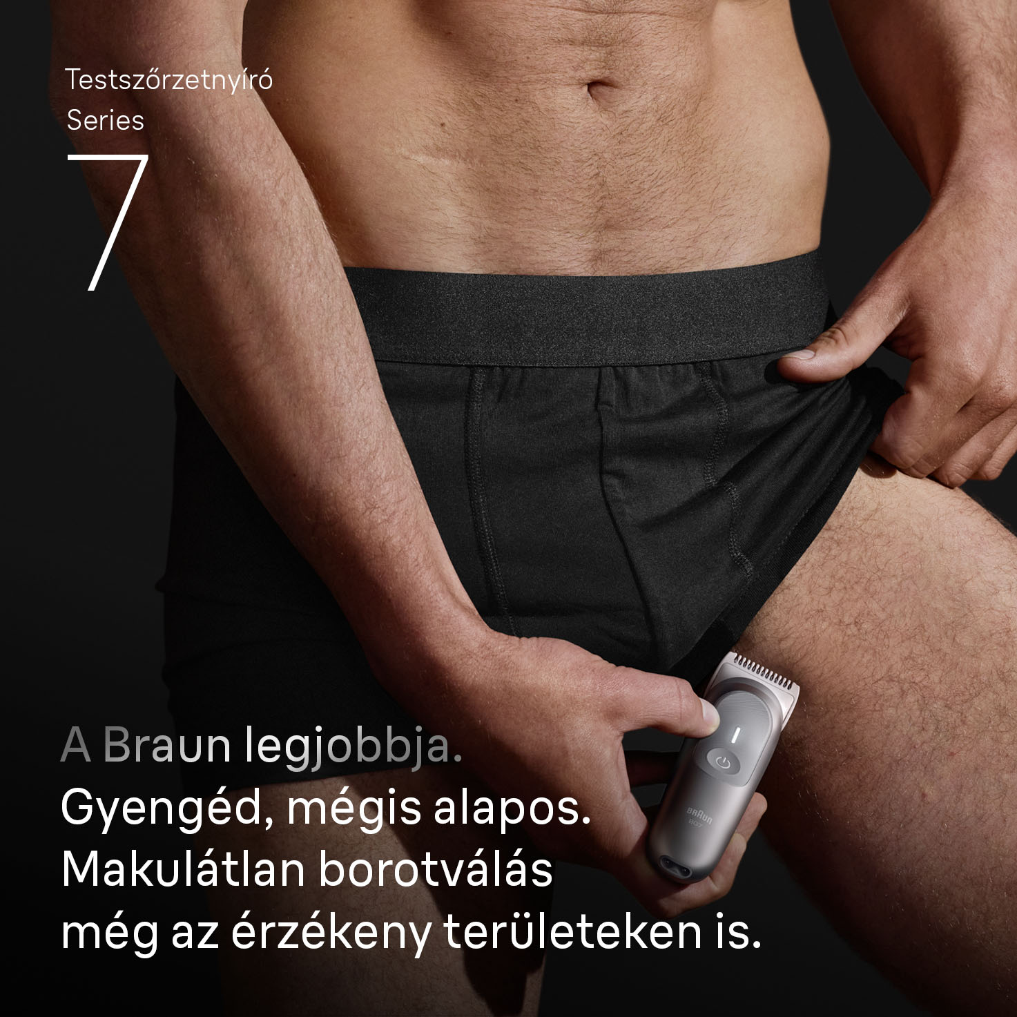 Egy férfi fekete alsónadrágban tart egy ezüst színű trimmert. A szöveg Braun és 7-es sorozatot ír.