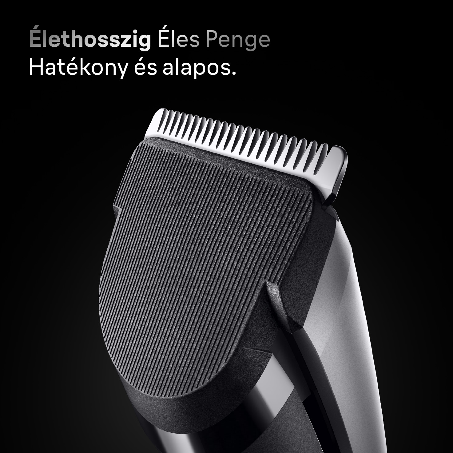 Közelkép egy fekete-ezüst hajszárítóról. A hajvágó pengéje látható. Felül magyar nyelvű szöveg.