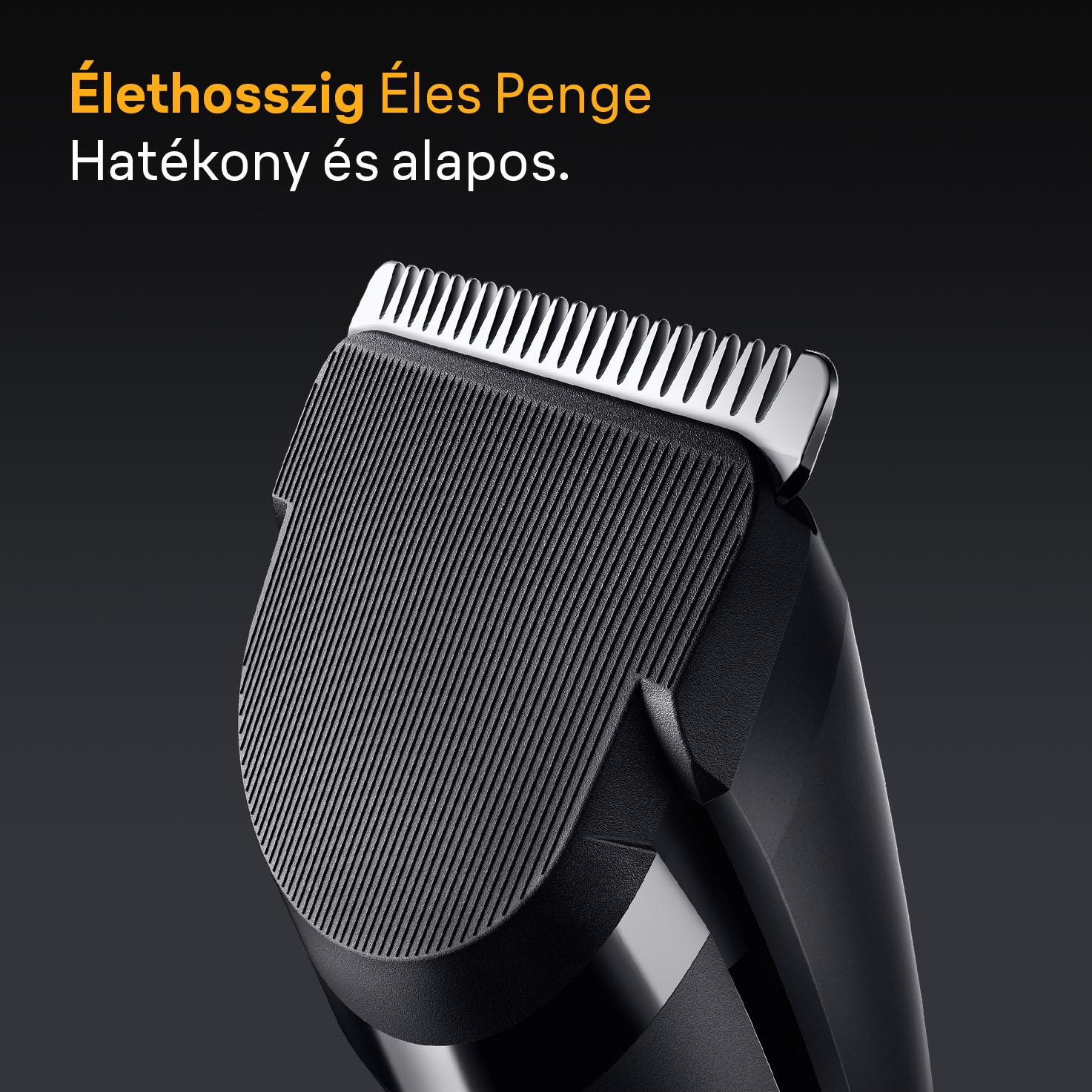 Fekete hajvágó penge közelképe fehér fogakkal. Sárga és fehér szöveg sötét háttéren.