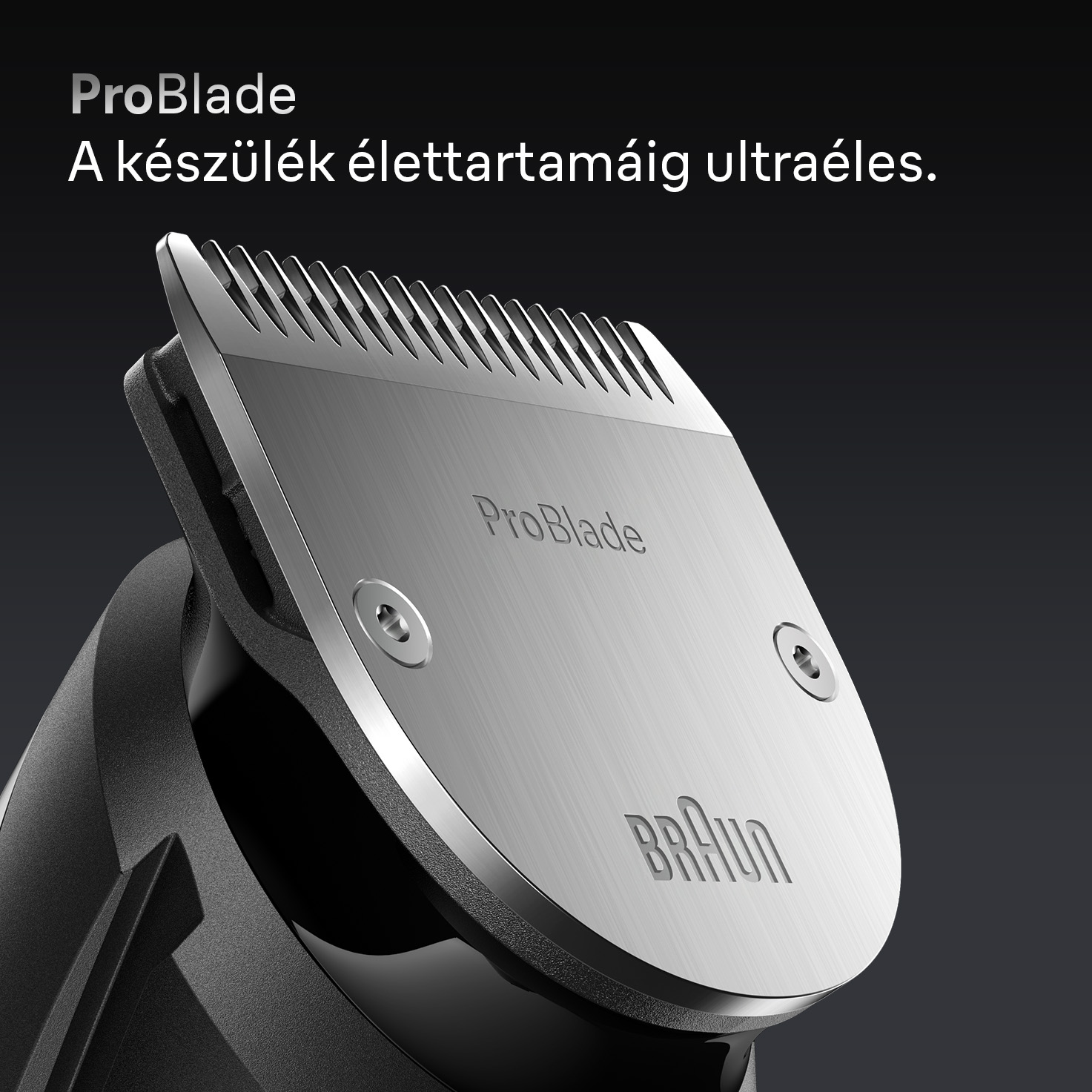 A ProBlade borotvafej közeli képe. A penge ezüstszínű, a Braun logóval és szöveggel. A háttér sötétszürke.