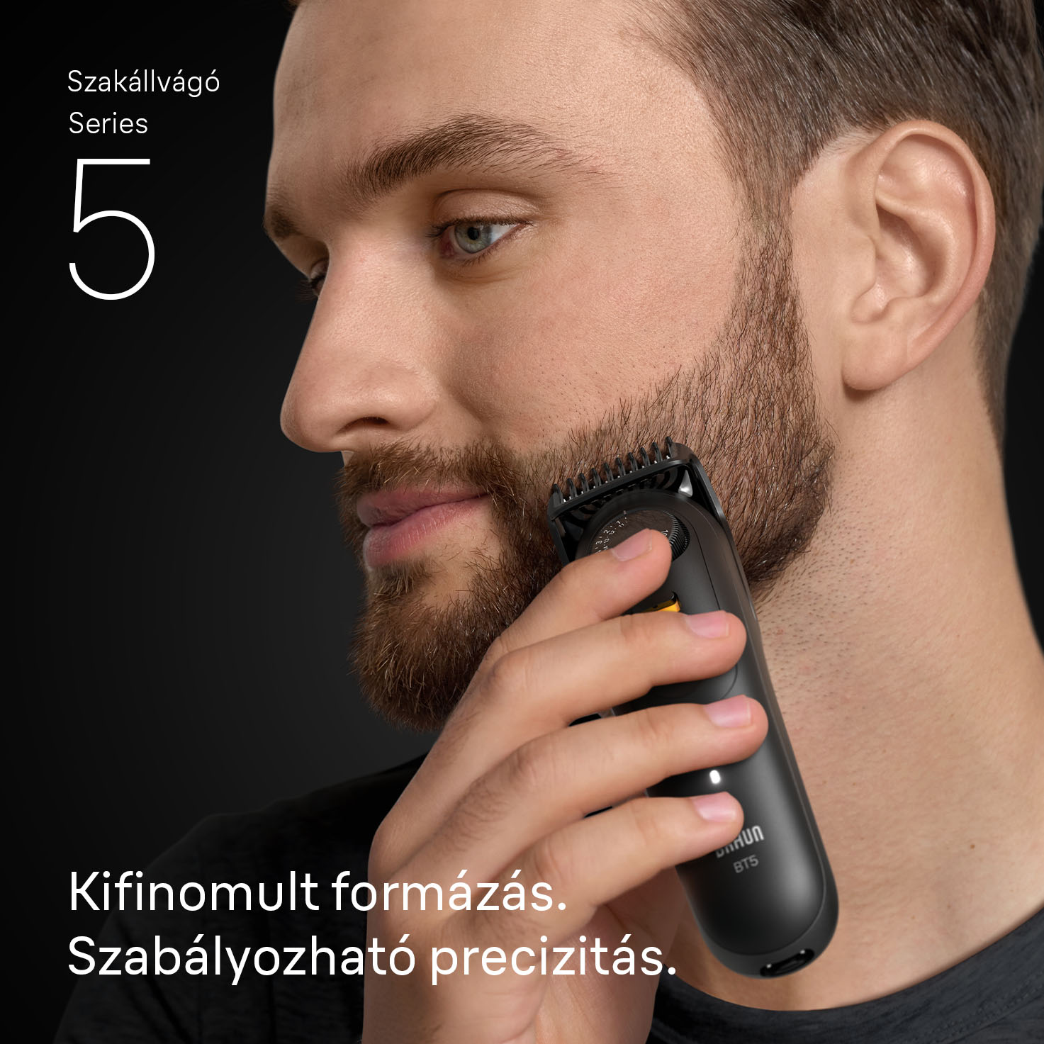 Egy férfi fekete trimmelővel borotválja a szakállát. A szöveg szerint '5-ös sorozat' és 'Precíz formázás'.
