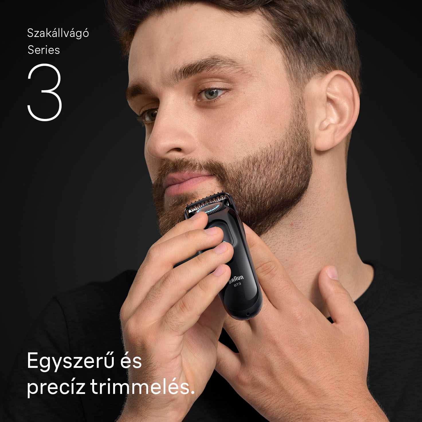 Egy férfi fekete trimmelővel borotválja a szakállát. Szöveg: 3-as sorozat, Egyszerű és precíz trimmelés.