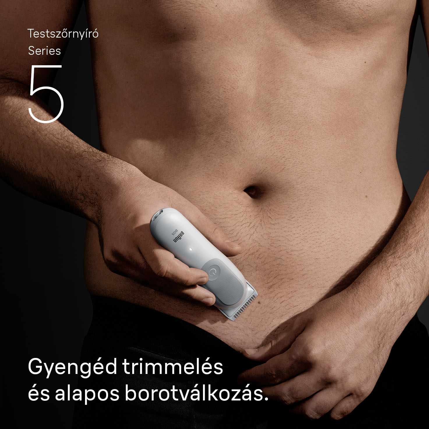 Egy férfi egy fehér borotvát tart. A szöveg a 'gyengéd trimmelés és alapos borotválkozás' feliratot tartalmazza. Látható az 5-ös sorozat logója.