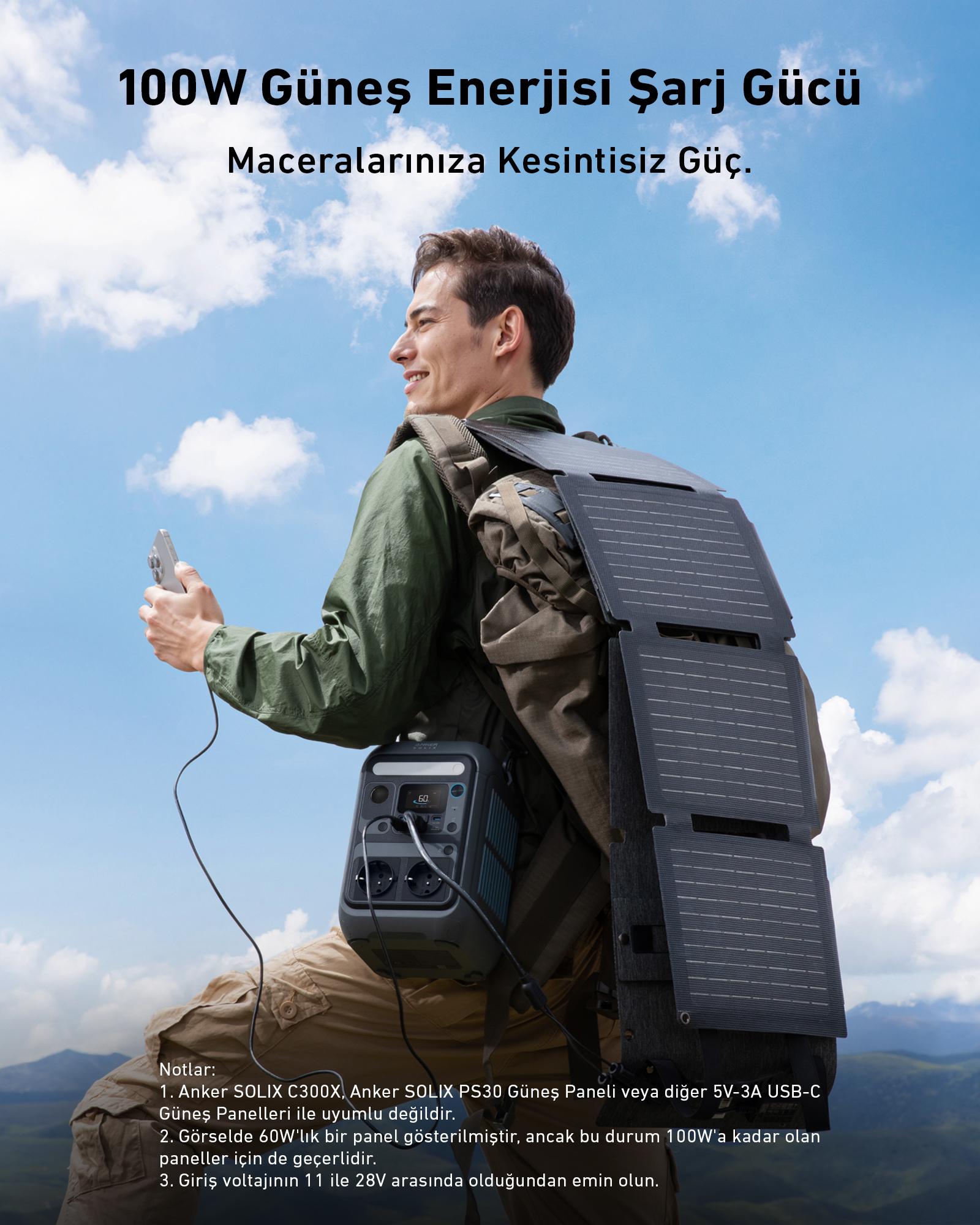 Sırtında güneş panelleri olan adam, bir powerbank'i şarj ediyor. Güneş enerjisi hakkında metin içeren mavi gökyüzü.