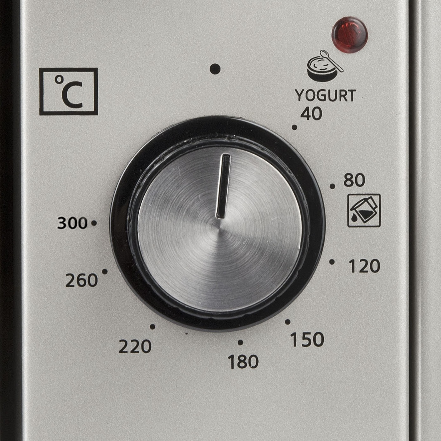 Primo piano del pannello di controllo di un forno con manopola, impostazioni della temperatura e yogurt.