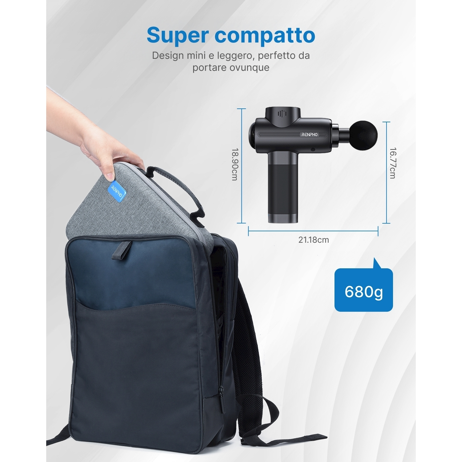 Una persona che ripone una borsa grigia con un massaggiatore nero in uno zaino nero e blu. Il massaggiatore è nero e ha delle dimensioni sull'immagine.