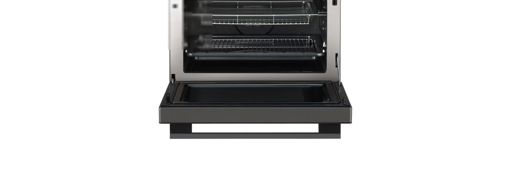 Otwarty piekarnik z trzema widocznymi rusztami. Dolny ruszt to taca. Piekarnik jest szary z czarnym wnętrzem.