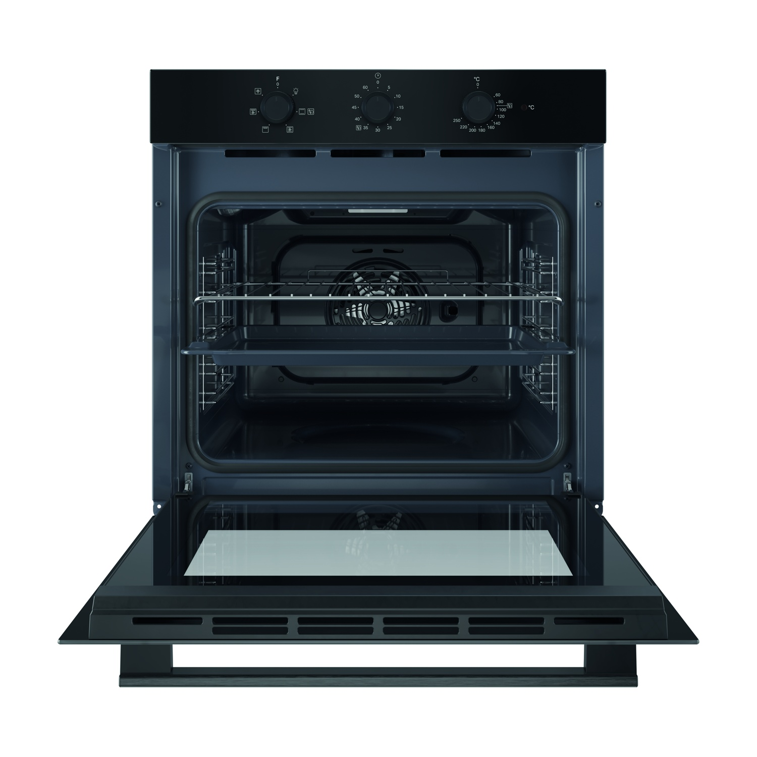 Un forno nero aperto con la porta abbassata. All'interno ci sono griglie e una ventola. Sopra ci sono manopole per la temperatura e le impostazioni.