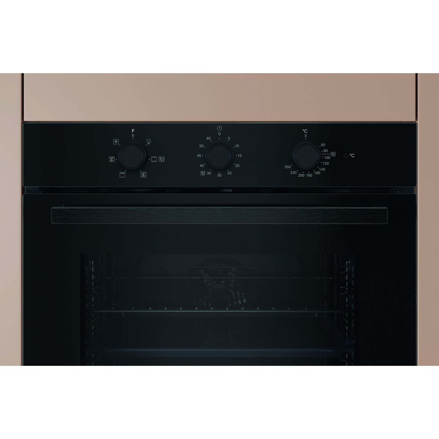 Un forno nero con manopole di controllo e impostazioni della temperatura. La porta del forno è chiusa. Pannelli beige incorniciano il forno.
