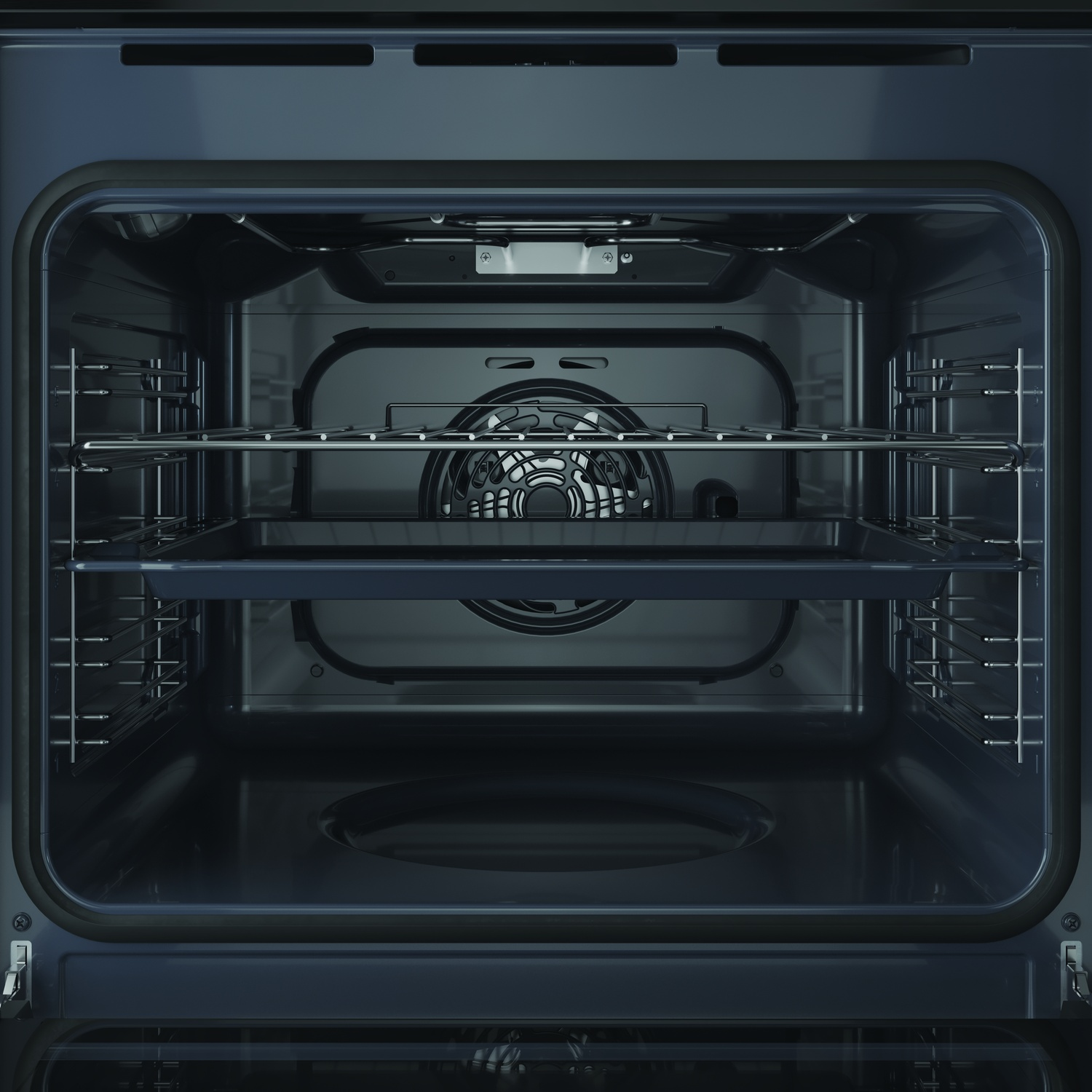 Interno di un forno blu scuro. Sono visibili griglie metalliche e un vassoio. C'è una ventola sul retro. Il forno è vuoto e pulito.