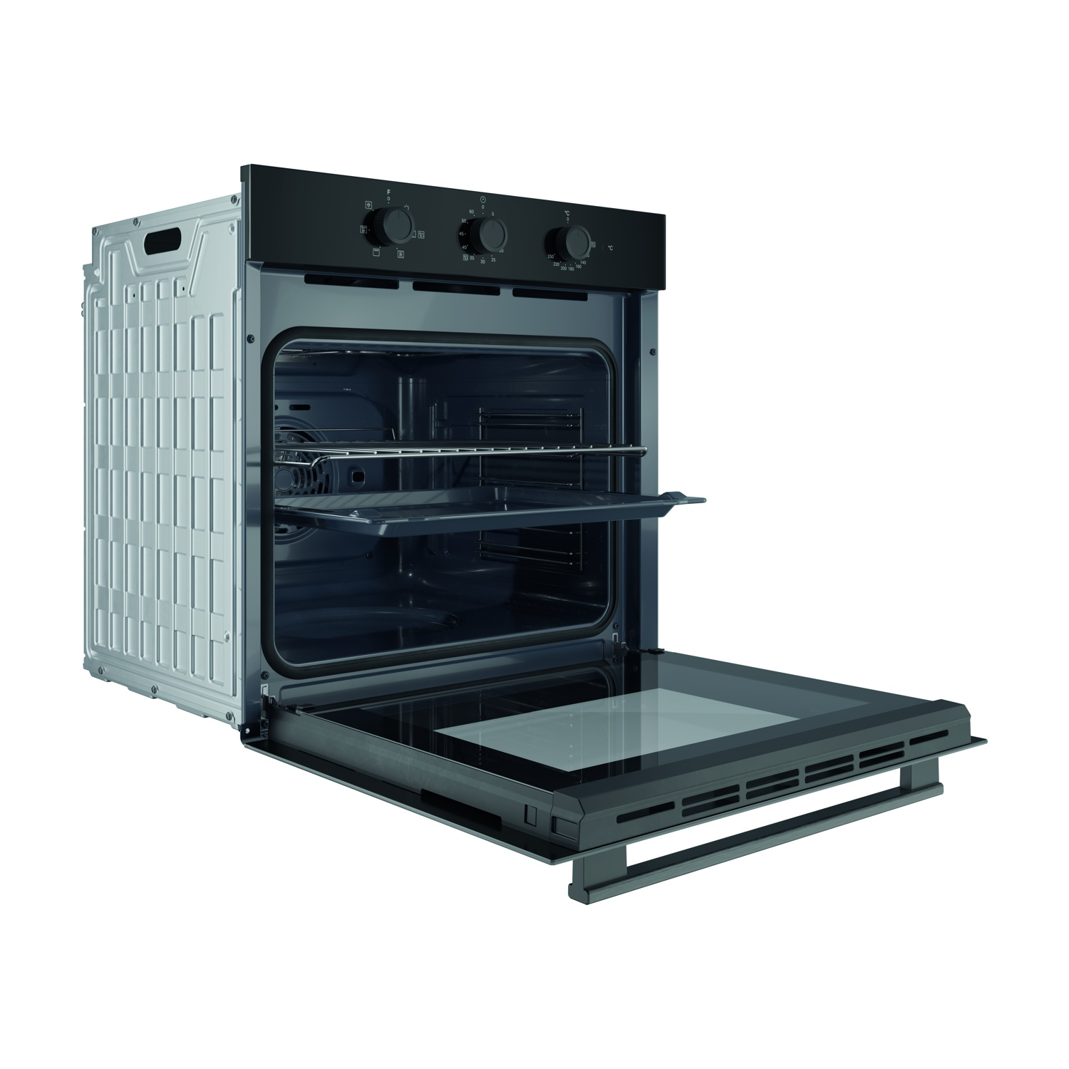 Un forno aperto mostra l'interno, con griglie, una porta a vetro e manopole. Il forno è su sfondo bianco.
