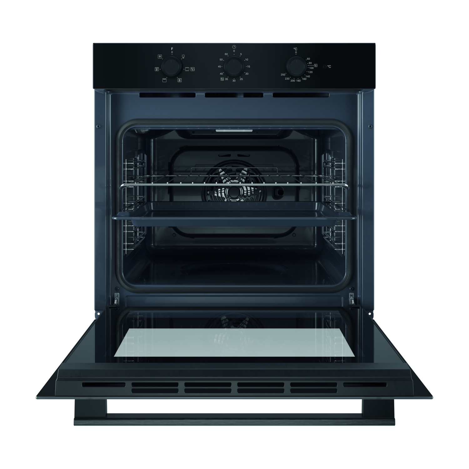 Un forno nero con la porta aperta. All'interno ci sono griglie e una ventola. Il pannello di controllo del forno è visibile sopra.