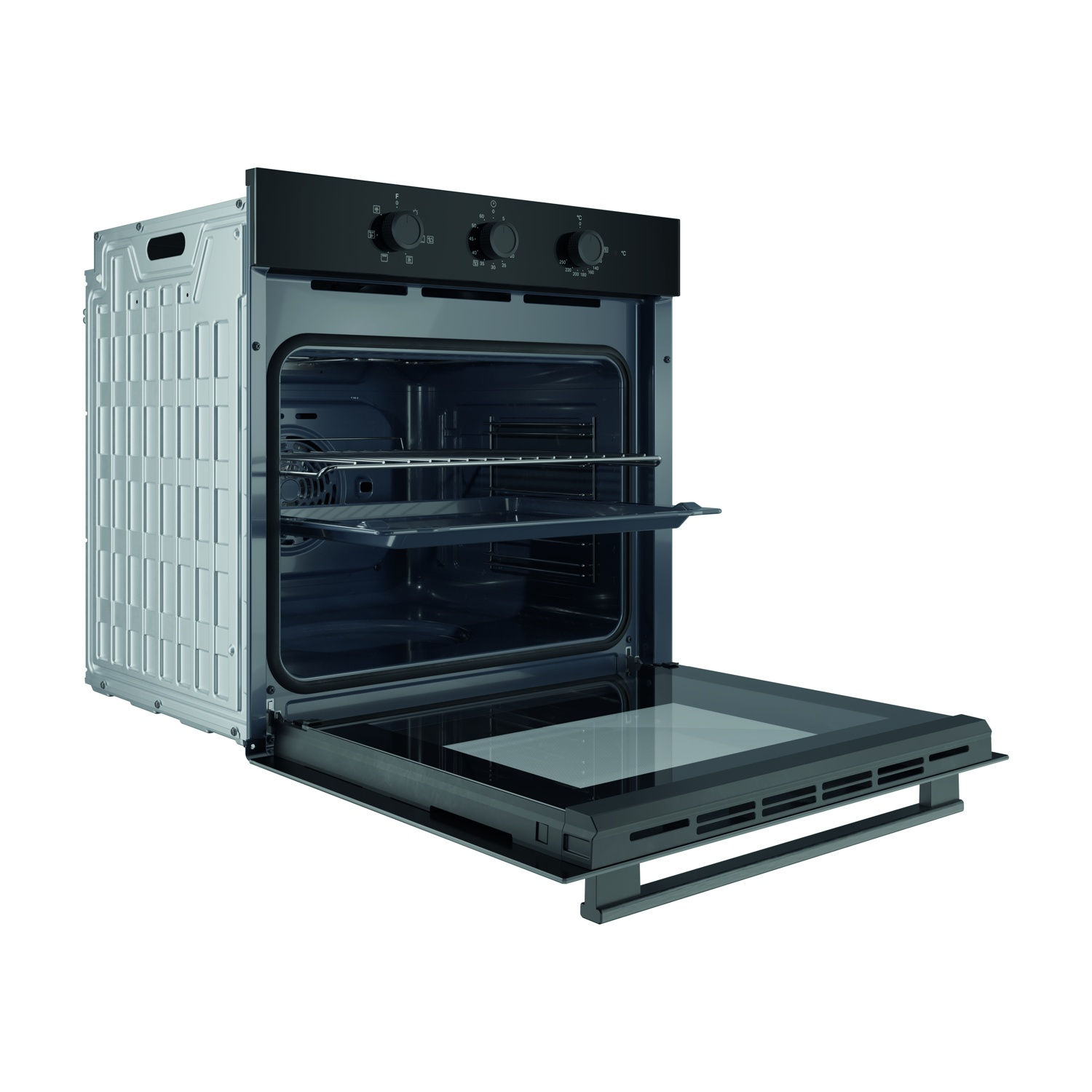 Un forno nero aperto, con la porta socchiusa. Interno visibile con griglie. Comandi in alto. Pannello laterale argentato. Sfondo bianco.