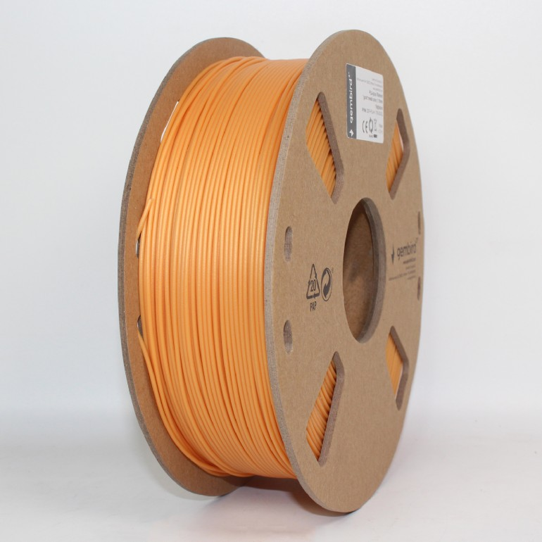 Egy narancssárga 3D nyomtató filament tekercs. A tekercs barna. A filament szorosan fel van tekerve. A háttér fehér.