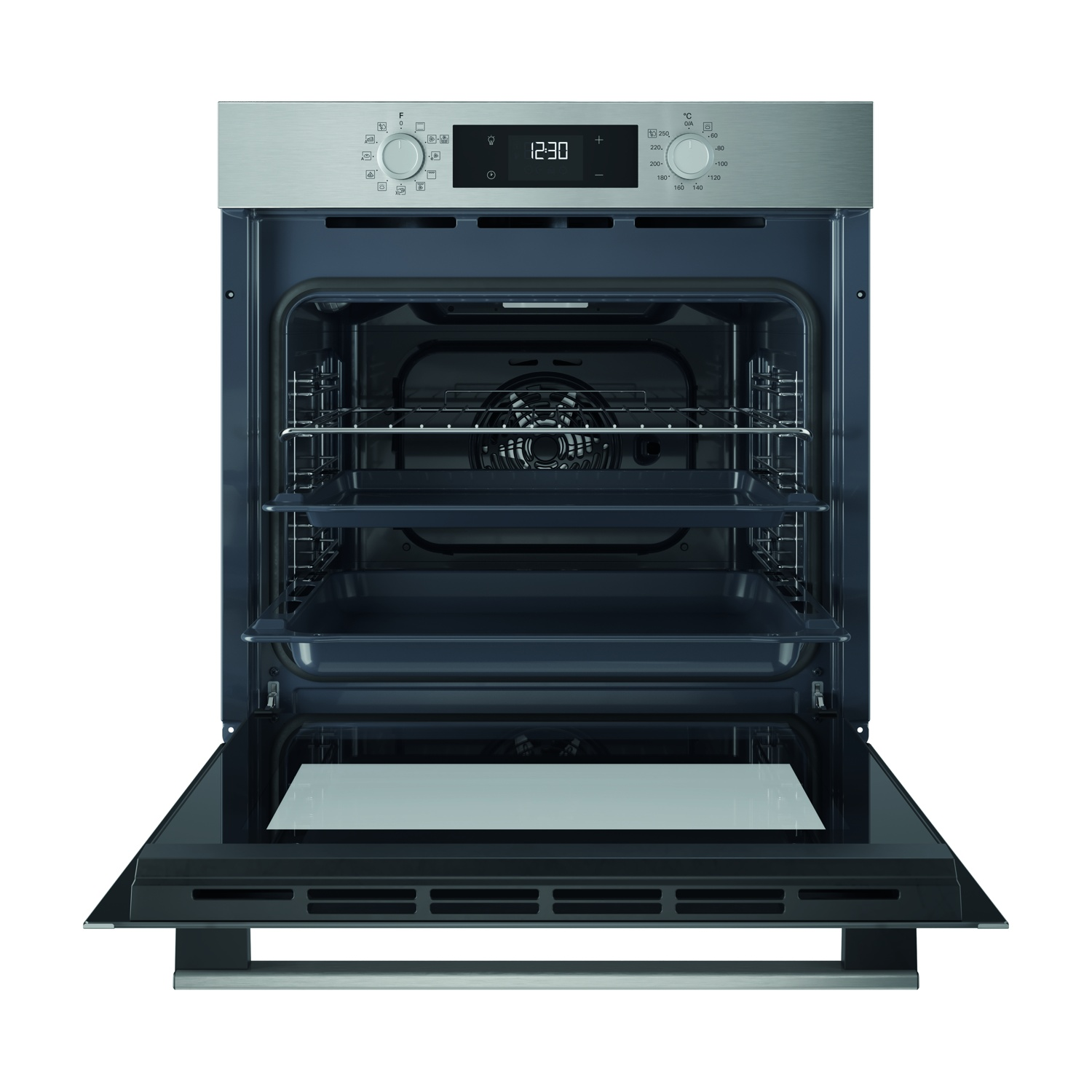 Un forno aperto con ripiani e una ventola è in mostra. Il forno è in acciaio inossidabile e nero. La porta è aperta.