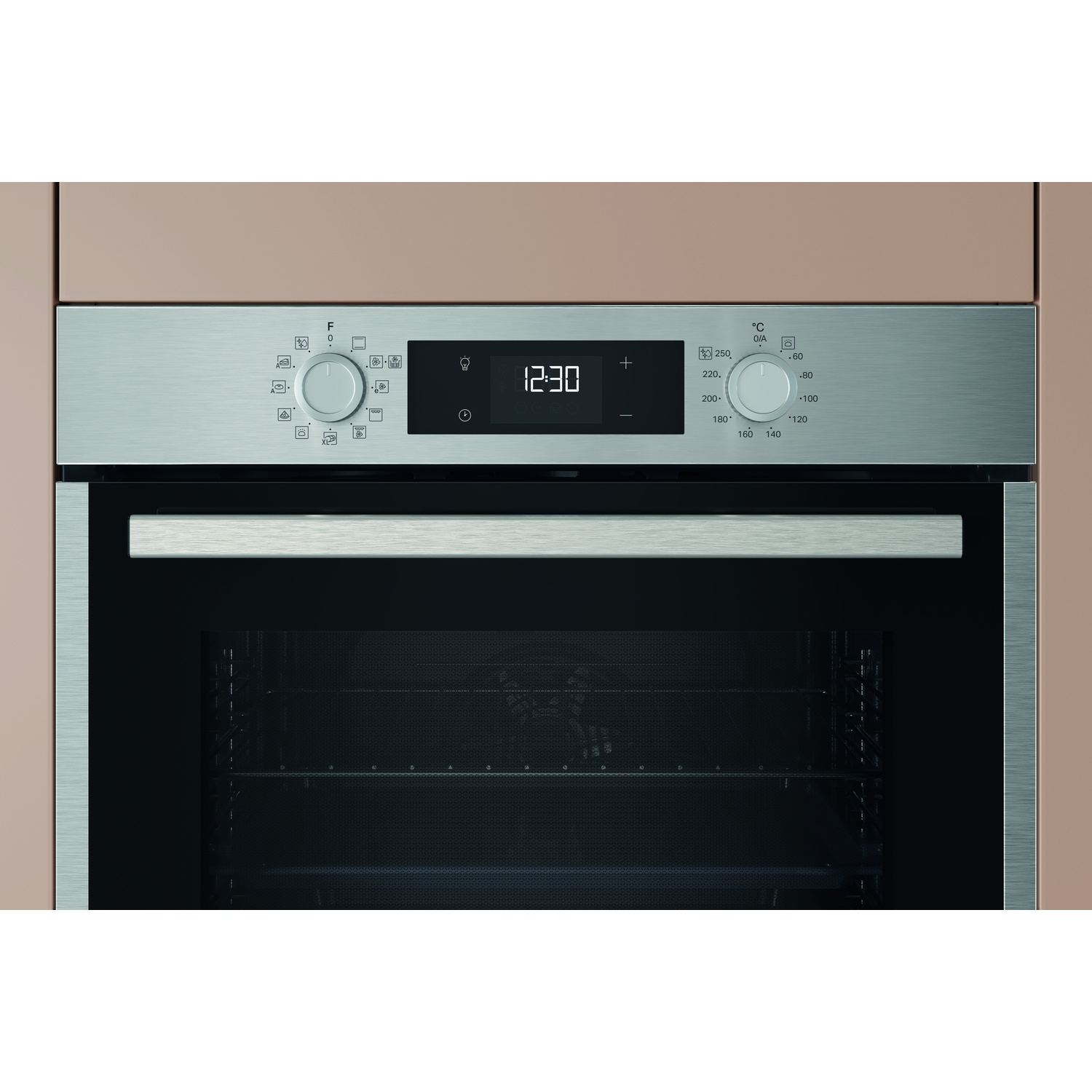 Un forno con display digitale che mostra 12:30. Ha manopole e pulsanti di controllo, con finitura in acciaio inox e porta in vetro nero.