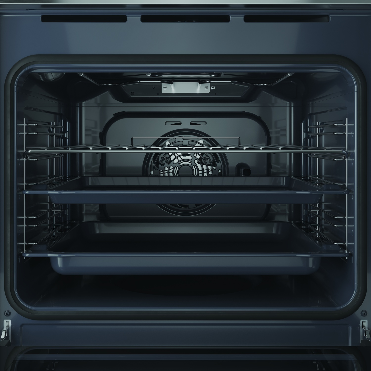 Interno di un forno scuro. Sono visibili due vassoi e diverse griglie. Una ventola e la luce del forno sono sul retro.