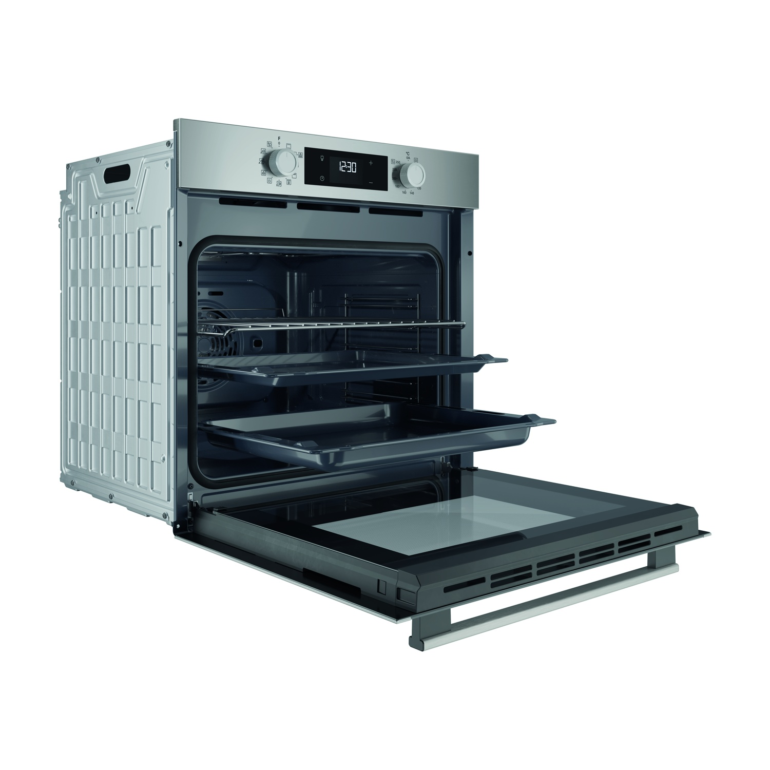 Un forno in acciaio inossidabile con la porta aperta. All'interno ci sono vassoi e griglie. Il display digitale mostra 12:30. Maniglia argentata in basso.