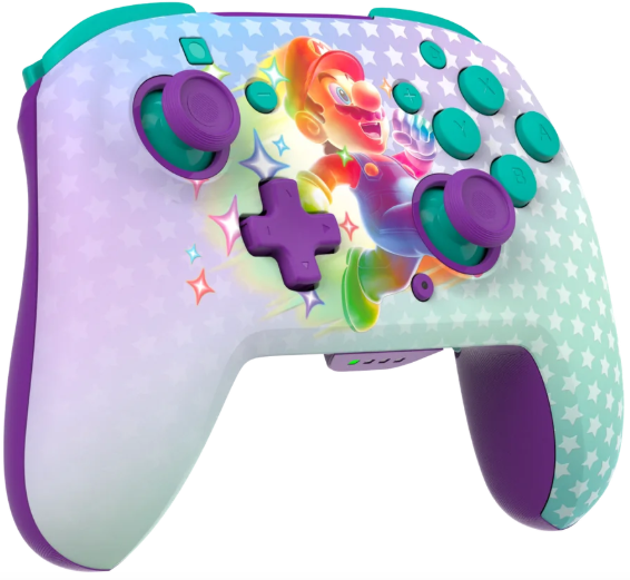 Un controller Nintendo Switch con un design di Mario. Ha pulsanti e joystick viola, un corpo bianco con stelle e una grafica di Mario.