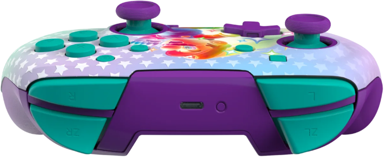 Un controller Switch viola e verde acqua con un design a personaggi dei cartoni animati. I pulsanti sono verde acqua, i joystick viola e il corpo ha un motivo a stelle.