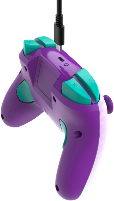 Un controller di gioco viola e verde acqua è mostrato. Un cavo nero è collegato alla parte superiore del controller.