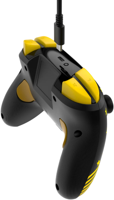 Controller di gioco nero e giallo con cavo USB-C. I pulsanti gialli sono visibili. Il controller è angolato e isolato su bianco.