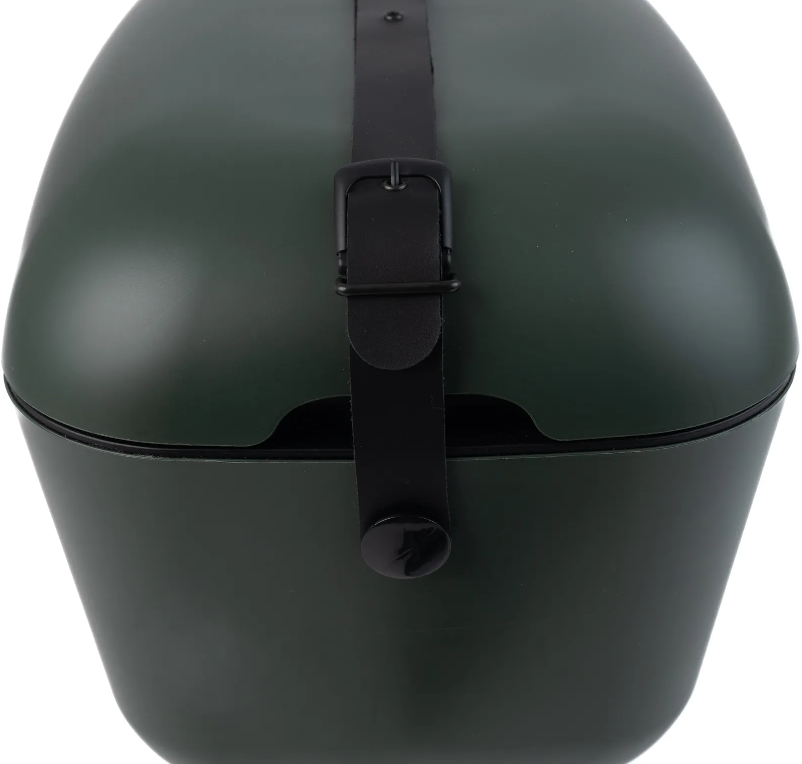 Un récipient vert foncé, de forme ovale, avec une sangle et une boucle noires. La sangle est centrée avec un bouton noir.