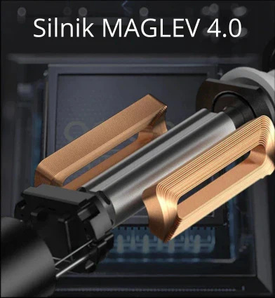 Zbliżenie metalowego urządzenia z miedzianymi cewkami. Tekst "Silnik MAGLEV 4.0" jest u góry. Tło jest ciemne.