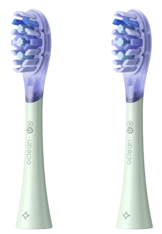 Dwie głowice szczoteczki do zębów. Każda ma jasnozielony uchwyt, fioletową górę i niebieskie włosie. Marka to Oclean.