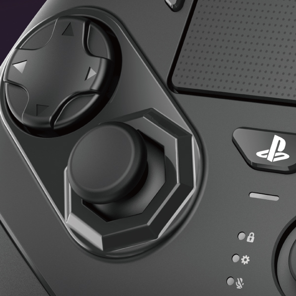 Siyah bir oyun kumandasının yakın çekimi. Yön tuşları, joystick ve PlayStation düğmesi görülüyor. Kumanda siyahtır.
