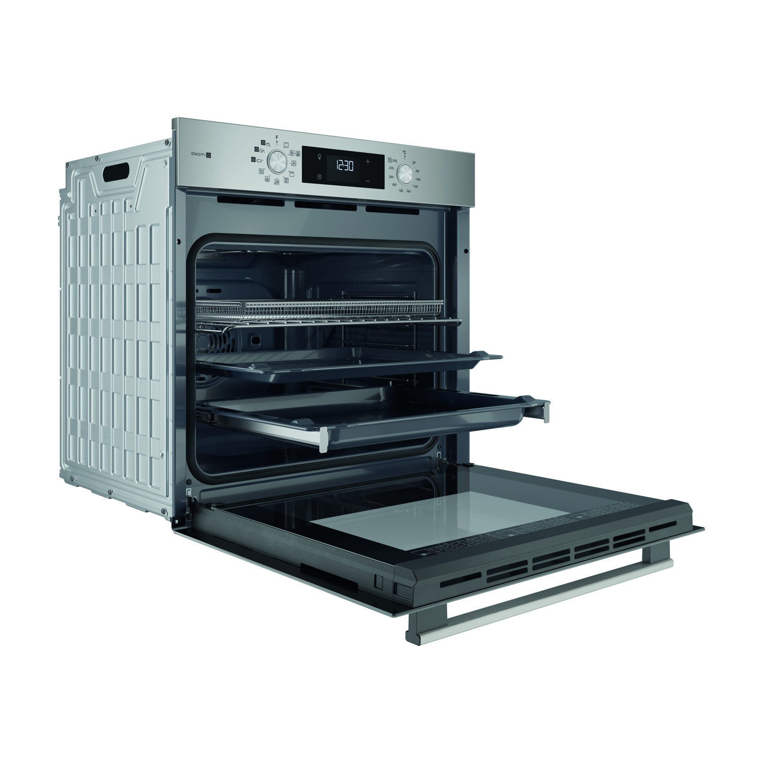 Un forno in acciaio inossidabile è aperto, mostrando l'interno con vassoi e una griglia. La porta è aperta, rivelando un pannello di vetro e una maniglia.