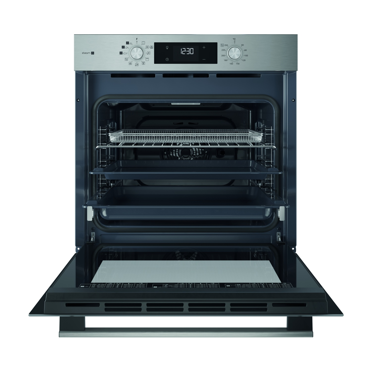Un forno in acciaio inossidabile con la porta aperta che rivela griglie e una teglia. Il pannello di controllo mostra tempo e temperatura.
