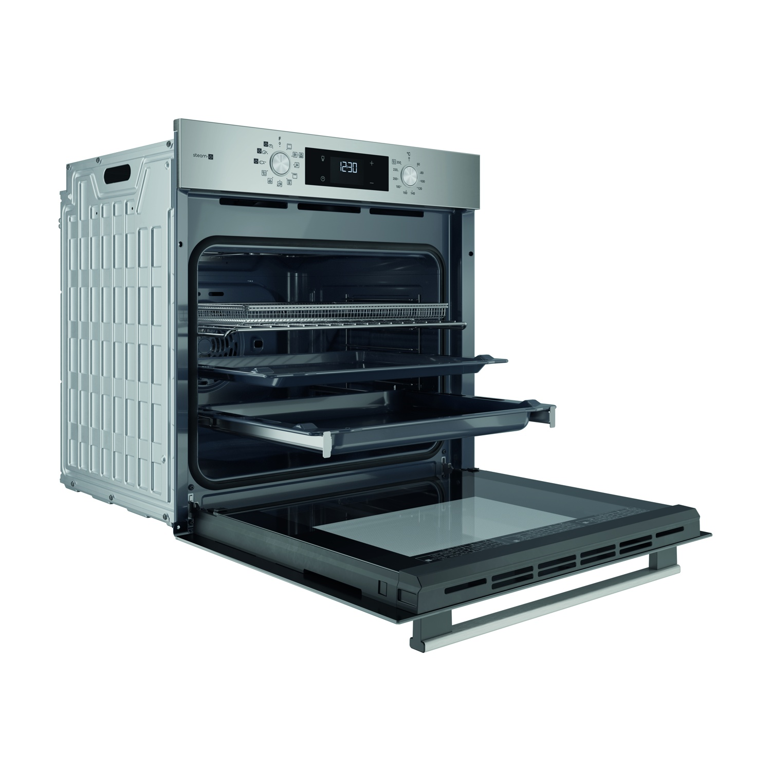 Un forno in acciaio inossidabile con la porta aperta, che rivela vassoi e griglie. Il pannello di controllo mostra le 12:30. Il forno è su sfondo bianco.