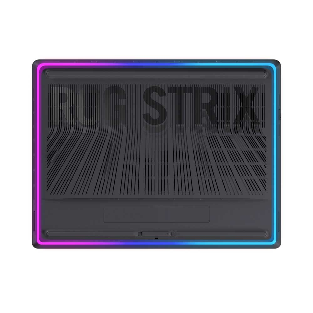 Siyah bir dizüstü bilgisayarın alt tarafı, parlayan RGB kenarlıklı. "ROG STRIX" kelimesi havalandırma yüzeyinde görülüyor.