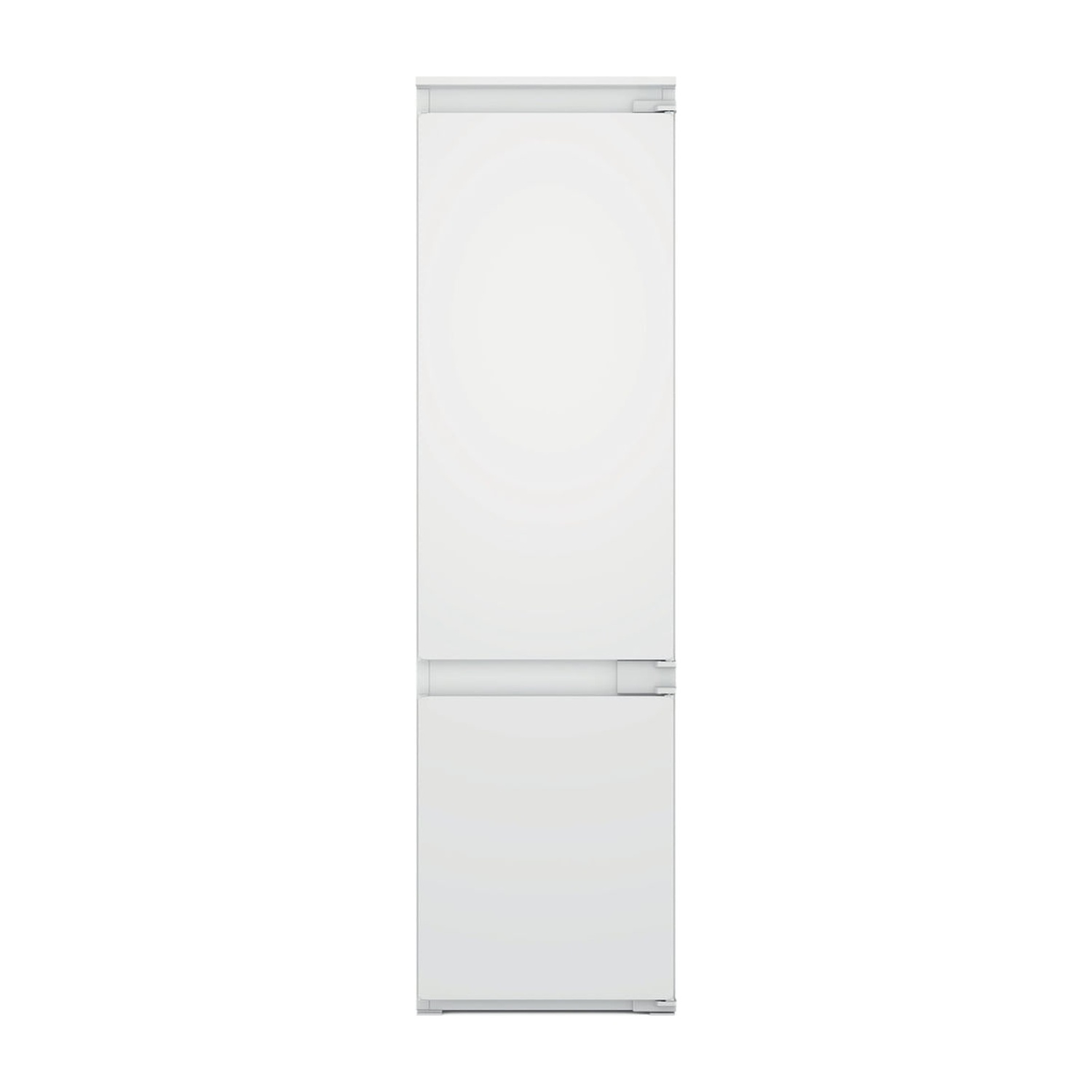 Un frigorifero bianco su sfondo bianco. Ha due porte, quella superiore più grande di quella inferiore.