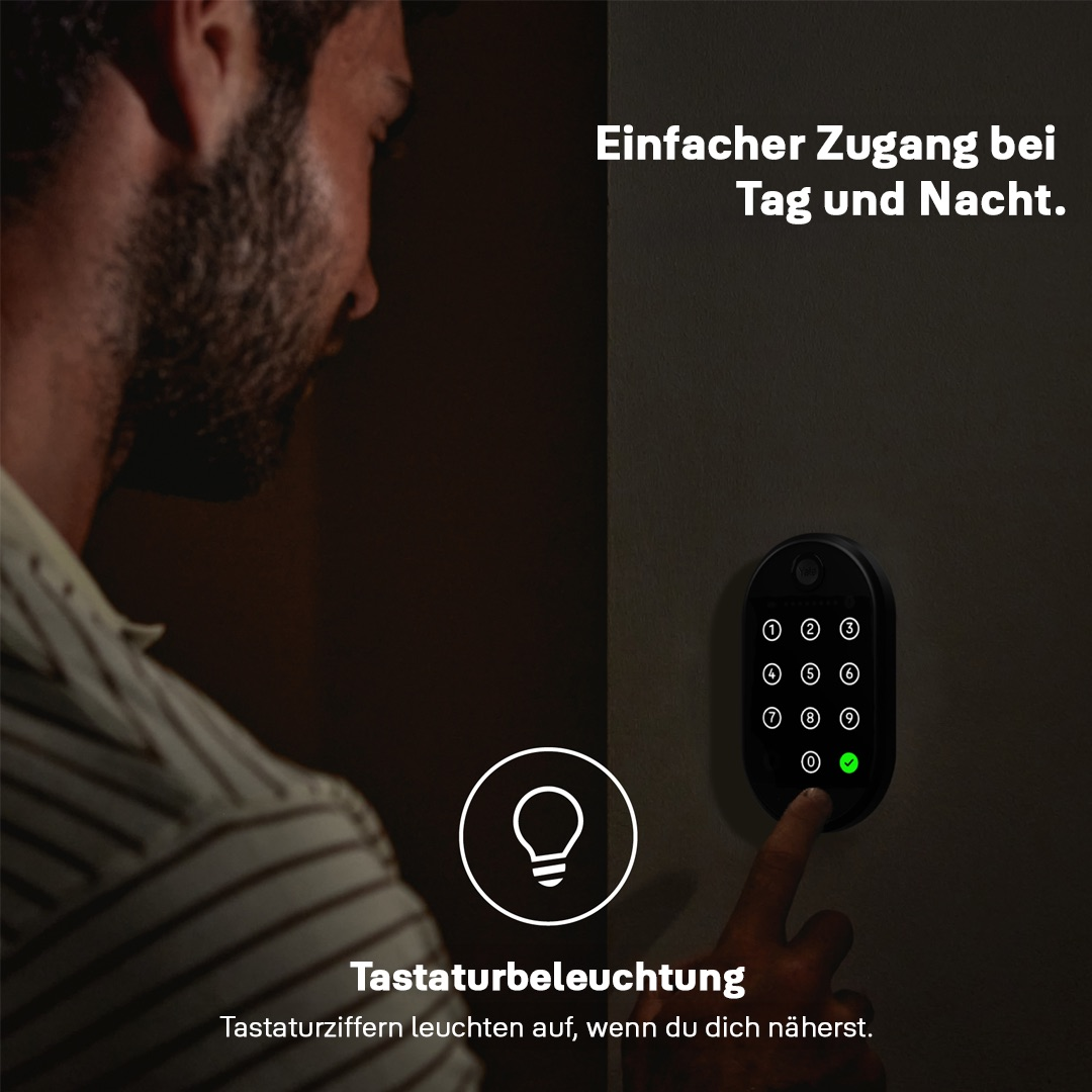 Ein Mann berührt eine Tastatur mit leuchtenden Ziffern an einer dunklen Wand. Text: 'Einfacher Zugang bei Tag und Nacht' und 'Tastaturbeleuchtung'.