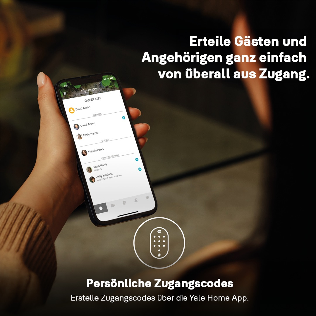 Eine Hand hält ein Telefon mit einer Gästeliste. Text auf Deutsch und Englisch wirbt für Zugangscodes über die Yale Home App.