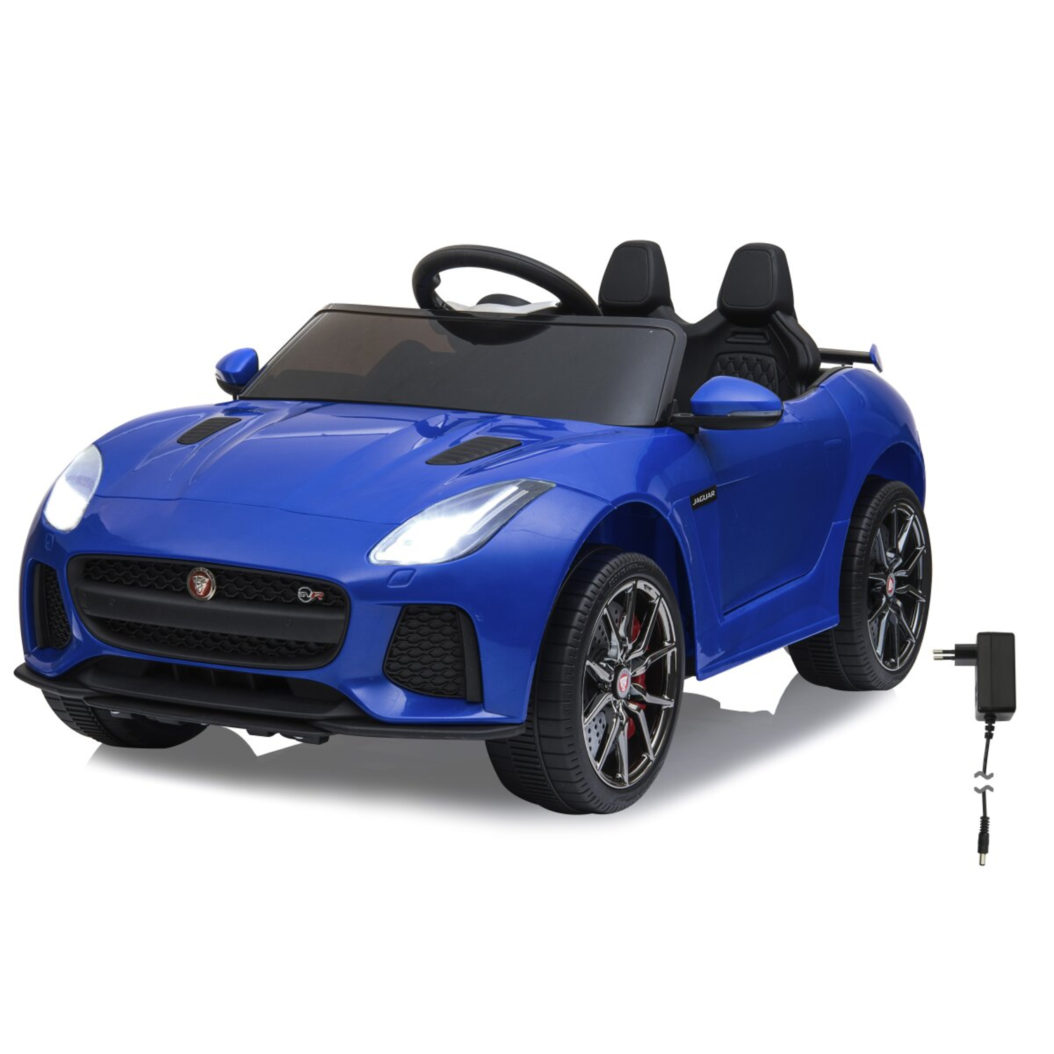 Een blauwe speelgoedauto, met een stuur en stoelen. Het heeft de uitstraling van een sportwagen. Een oplader staat ernaast.